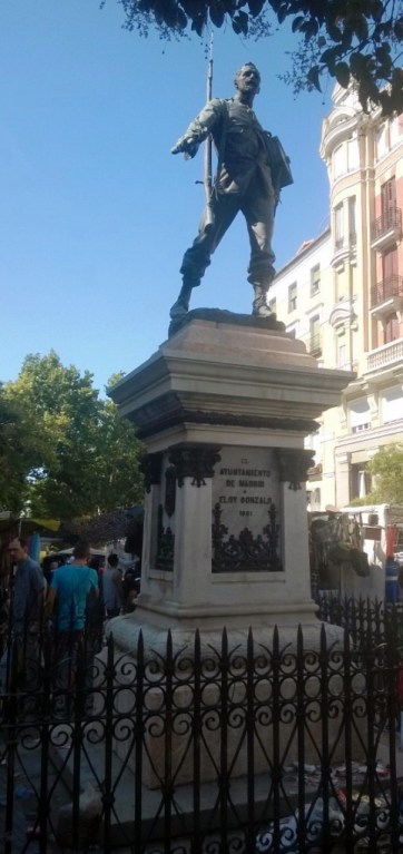 The statue of Eloy Gonzalo en Plaza Cascorro provides a convenient meeting point.